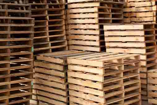  wooden pallets & crates
